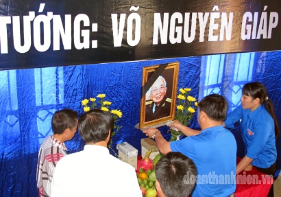 Tuổi trẻ Điện Biên trực tiếp tham gia lập nơi dâng hoa và gắn ảnh Đại tướng Võ Nguyên Giáp tại Khu di tích Sở chỉ  huy chiến dịch Điện Biên Phủ (Mường Phăng)